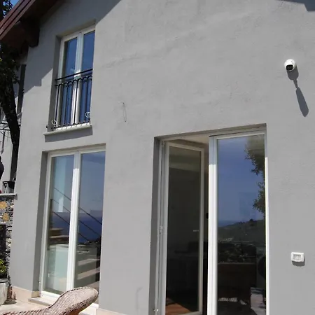 Nel Con Vista Mare, Villa