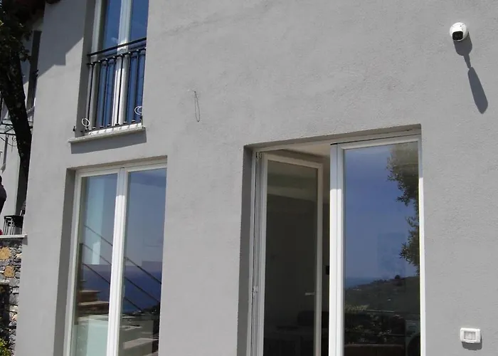 Nel Con Vista Mare, Villa